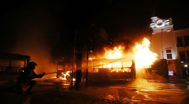 サッカースクールバスが何者かの襲撃被害！？バスは放火炎上、負傷者1人…