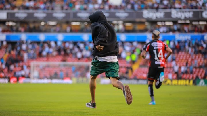 フーリガンが試合中の選手を襲撃！？暴行後も試合続行に被害選手は「理解できない」と怒り心頭