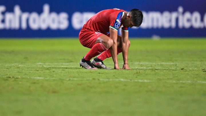 暴力事件で試合中断、手りゅう弾や花火を投げ込まれた未成年者を含む3人が負傷