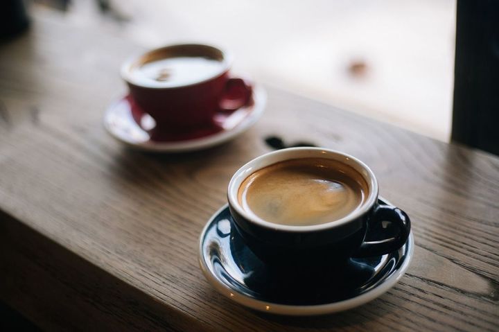 テーブルに置かれた二つのコーヒー