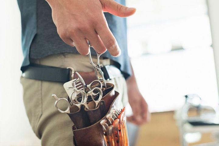 はさみを持つ美容師