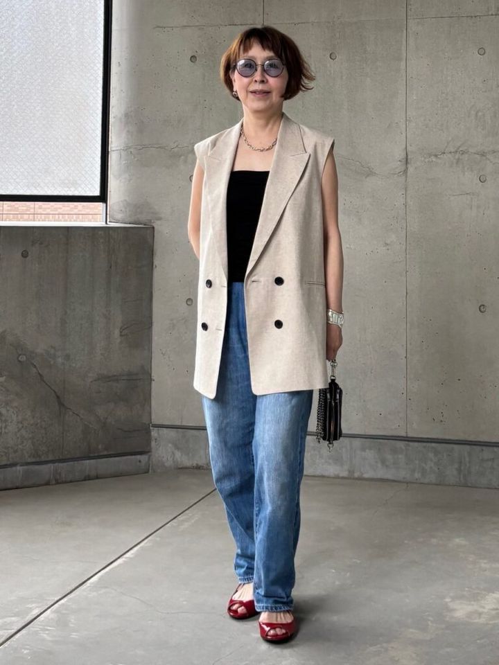 「デニム×ジレ」コーデ 長めジレ合わせ