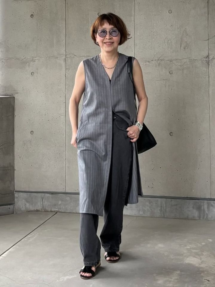 「デニム×ジレ」コーデ 同系色合わせ