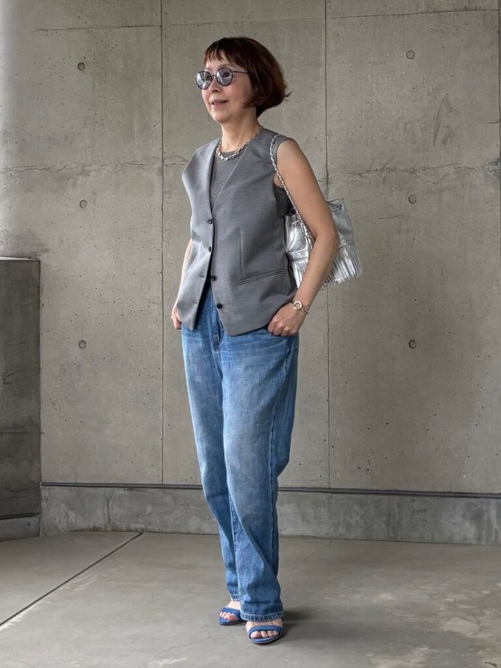 「デニム×ジレ」コーデ 短めジレ合わせ