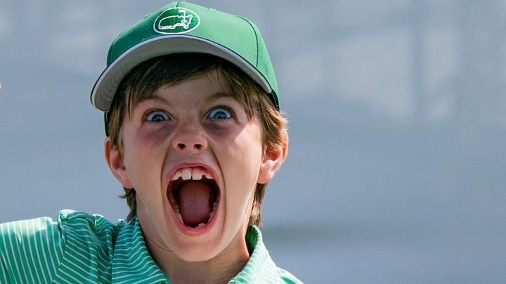 ボールボーイがまさかの襲撃！？アウェイチーム選手にボールが頭部に直撃し、転倒