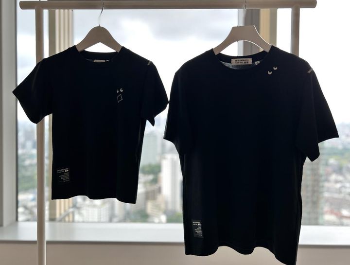 画像: 【ユニクロ × アニヤ・ハインドマーチ】左：KT1EASY/クルーネックT ¥1,500、右：T1Boxy/ボクシーT ¥1,990 www.uniqlo.com