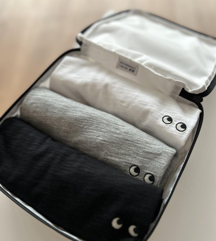 画像: 【ユニクロ × アニヤ・ハインドマーチ】スクエアポーチ¥1,500 www.uniqlo.com