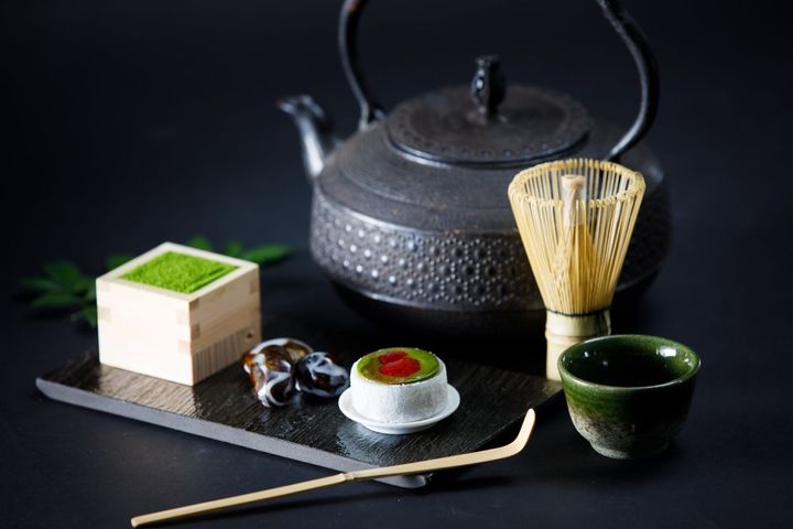 （画像左から）「黒胡麻と抹茶のティラミス」「抹茶ボンボンショコラ」「抹茶とチョコレートの求肥包み」