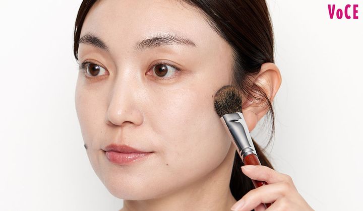 STEP４：頰骨とエラに“追いシェーディング”でさらに出っ張り感をカット エラに重ねる 頬骨に重ねる