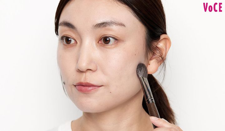 頰の凹みが目立つところに重ねる