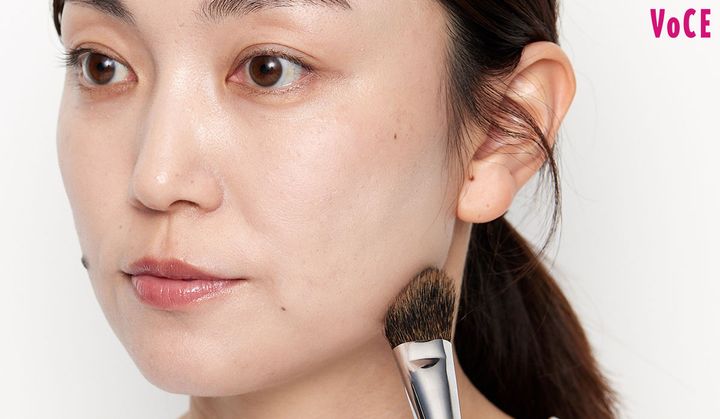 STEP４：頰骨とエラに“追いシェーディング”でさらに出っ張り感をカット エラに重ねる