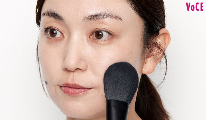 STEP３：フェイスパウダーでベースメイクをまとめてフィックス