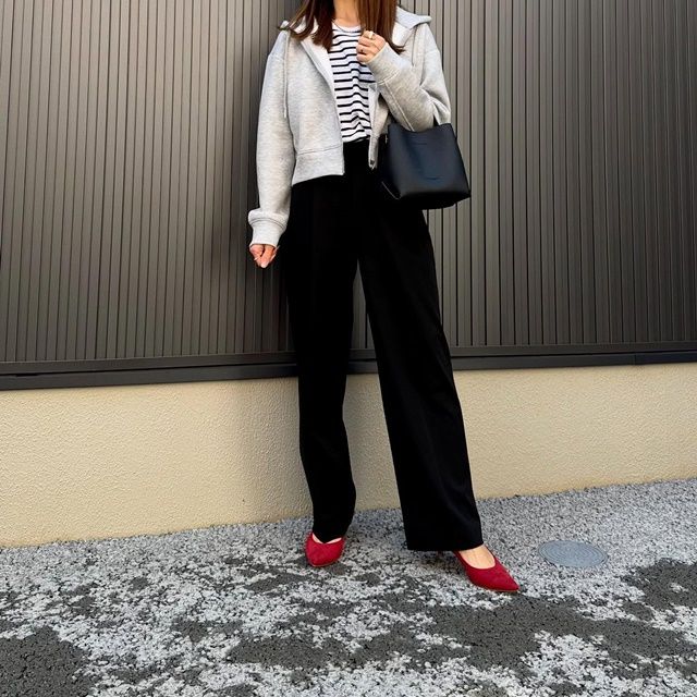 GUのグレーの「ダブルフェイスフルジップパーカ」×タックワイドパンツ