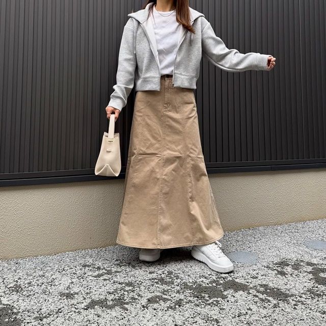 GUのグレーの「ダブルフェイスフルジップパーカ」×フレアマキシスカート