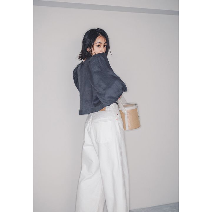 カオスの甘ブラウスとゆるっとしたシルエットのホワイトデニムを穿いた木佐貫まやさん