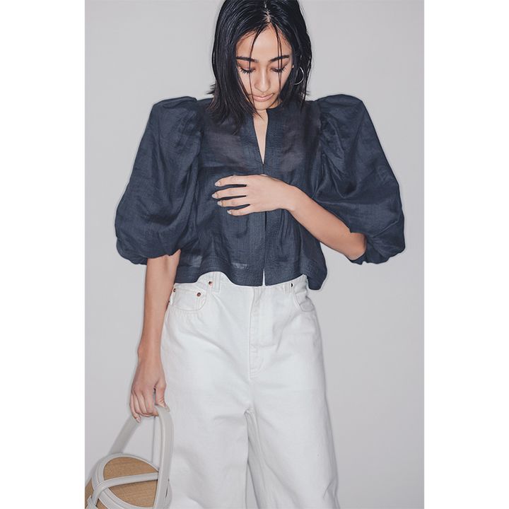 カオスの甘ブラウスとゆるっとしたシルエットのホワイトデニムを穿いた木佐貫まやさん