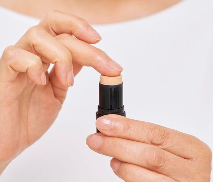 中指の腹にファンデーションを取る
