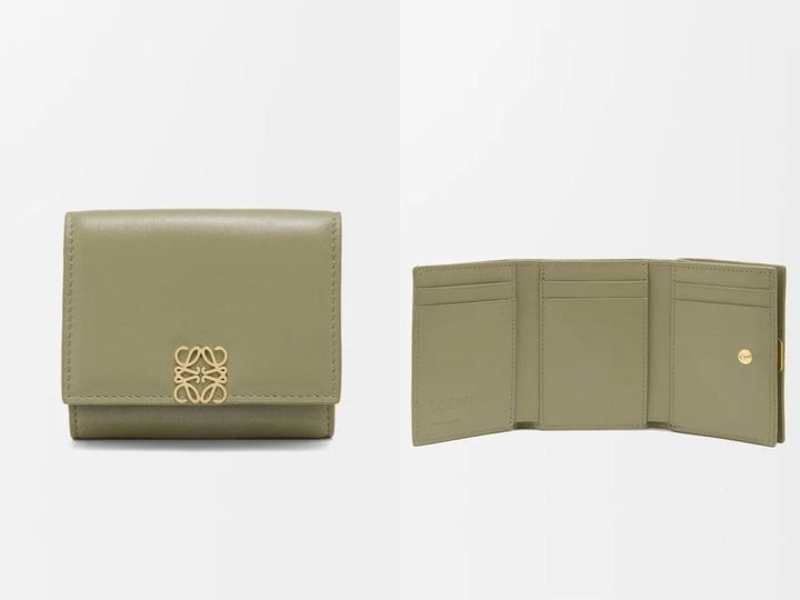 画像: 「パファー アナグラム トライフォールド ウォレット（シャイニーナパカーフ）」[札入れ×1、小銭入れ×1、カードスロット×6、ポケット×2]￥105,600 出典：ロエベ