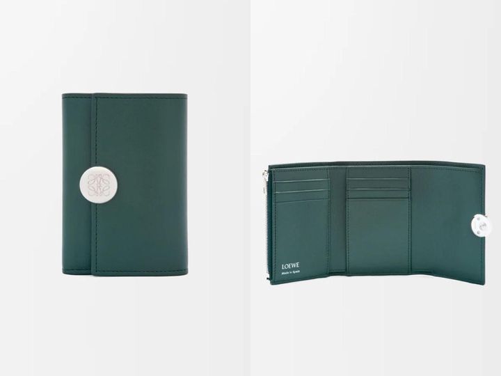 画像: 「ぺブル バーティカル ウォレット スモール（シャイニーナパカーフ）」[札入れ×1、小銭入れ×1、カードスロット×6、ポケット×3]￥102,300 出典：ロエベ