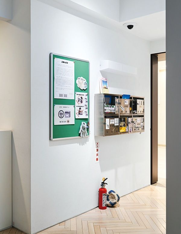 団地の掲示板や郵便受けを模した展示デザイン。