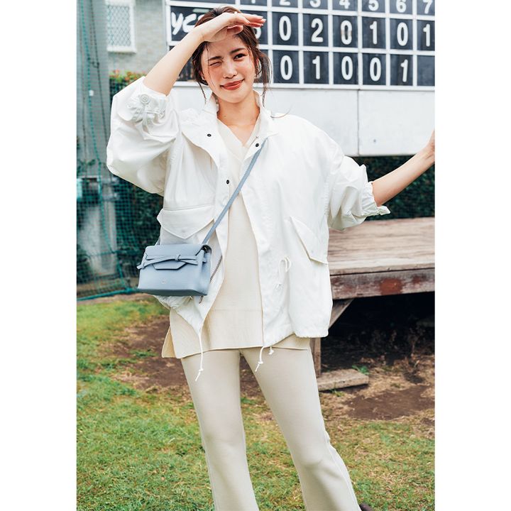 シャカシャカアウターを羽織ったオールホワイトの運動会コーデ
