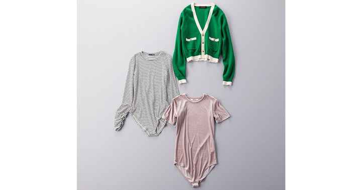 VERYスタッフ私物のキャバンの配色カーディガンとスタイリングのボーダー柄ボディスーツとバッカのベロア素材のボディスーツ