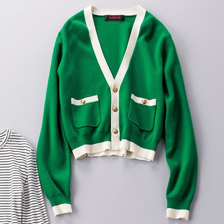 スタイリスト近藤和貴子さん私物のキャバンの緑と白の配色カーディガン