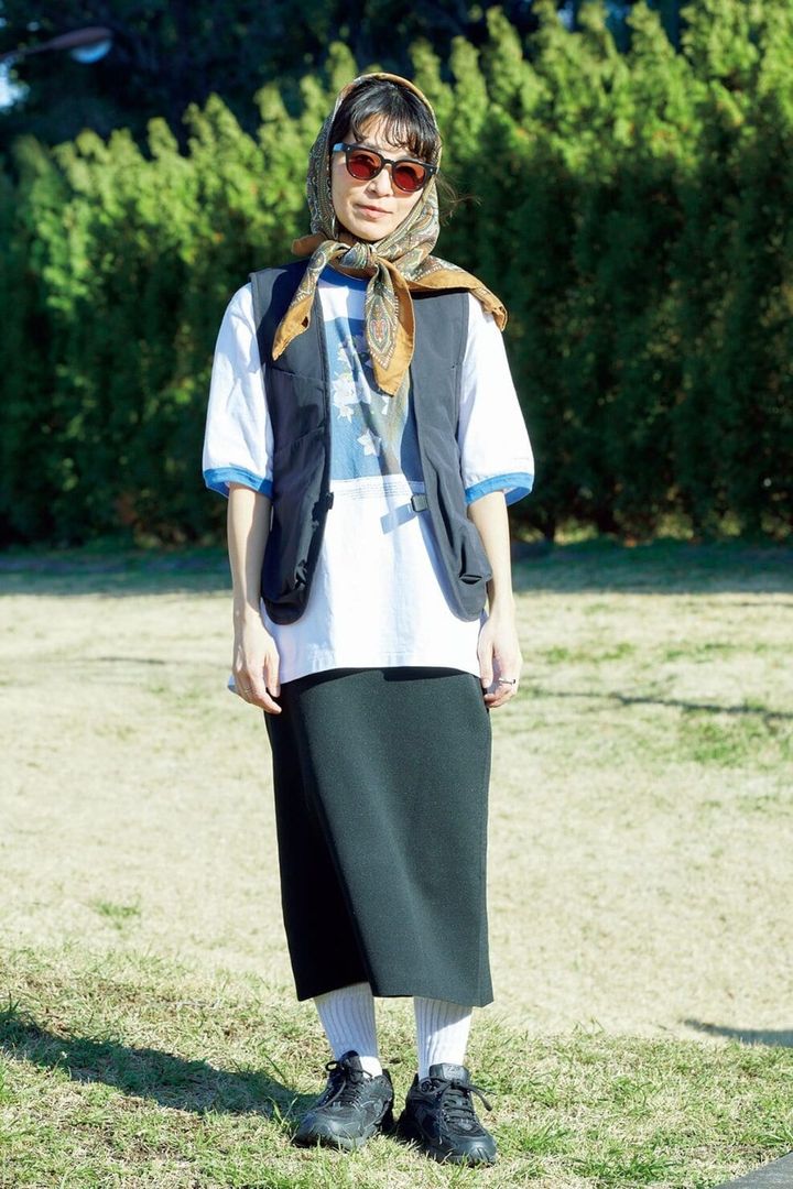 スカーフとサングラスで少しレトロな日よけスタイル