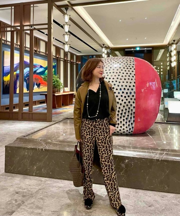 coat:soeju、pants:milaowen、accessory &bag:louis vuitton、shoes:vivaia