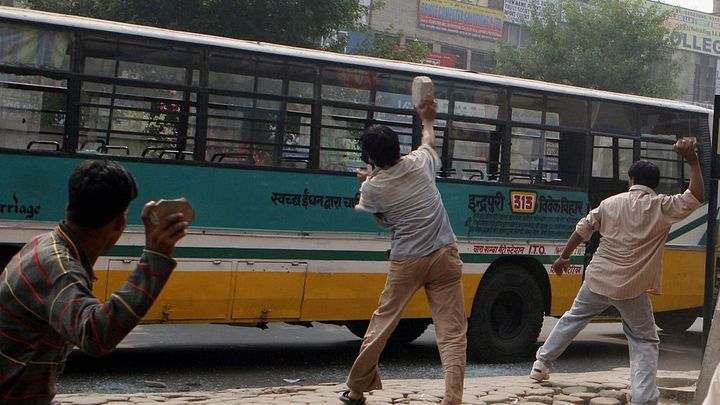 チームバス投石の目撃者15人を取り調べ開始…負傷者2人の暴行事件