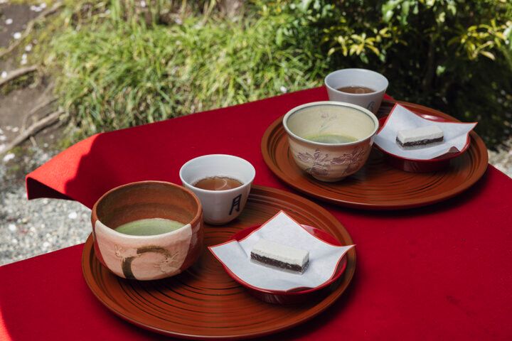 北鎌倉の名刹・明月院境内の茶屋「月笑軒」で水琴窟に耳を傾ける静寂なひととき