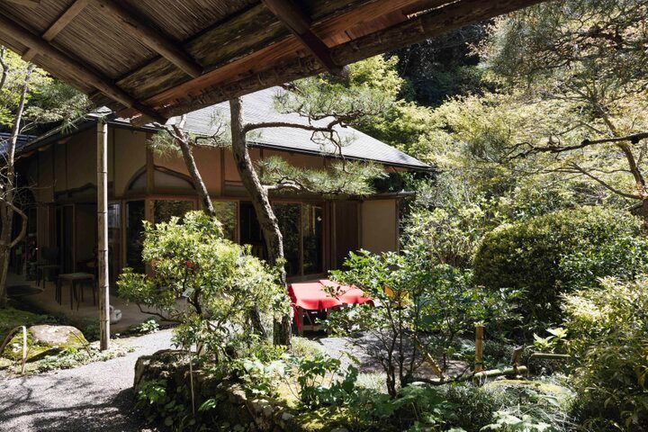 北鎌倉の名刹・明月院境内の茶屋「月笑軒」で水琴窟に耳を傾ける静寂なひととき