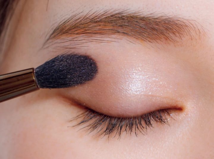 守屋麗奈さん 淡いグレー×ピンクの