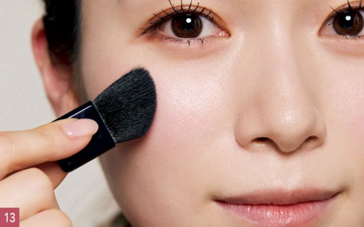 守屋麗奈さんの最新セルフメイク ポイントメイク