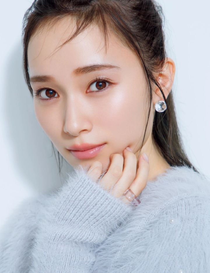 守屋麗奈さん 淡いグレー×ピンクのアイシーなメイク