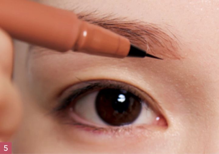 守屋麗奈さんの最新セルフメイク ベース・眉メイク