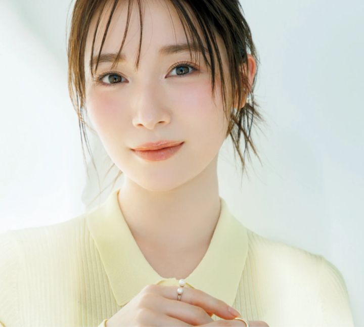 守屋麗奈さん シアーイエローポロニットを着る日のメイク