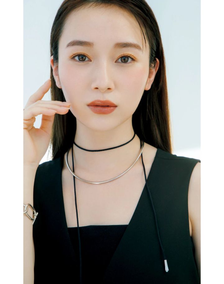 守屋麗奈さん 黒オールインワンを着る日のメイク