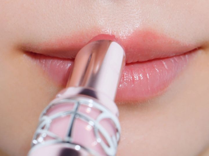 守屋麗奈さん 淡いグレー×ピンクの