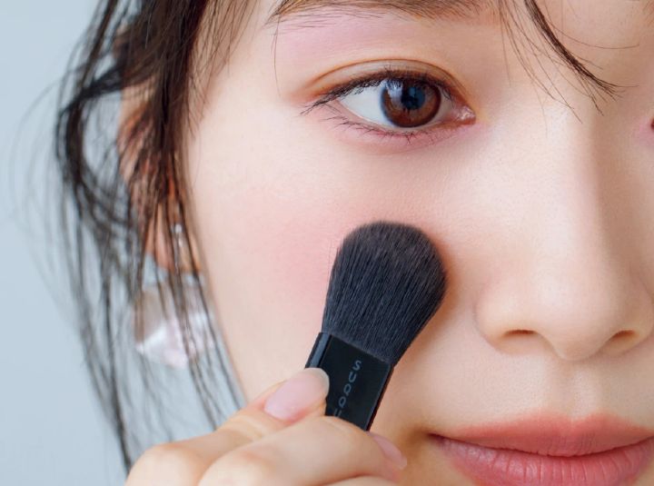 守屋麗奈さん 多幸感あふれるピンク肌メイク