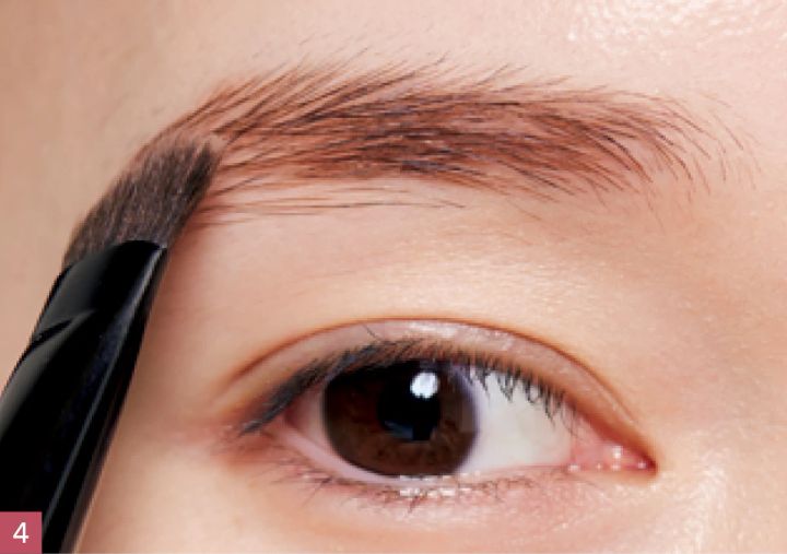 守屋麗奈さんの最新セルフメイク ベース・眉メイク