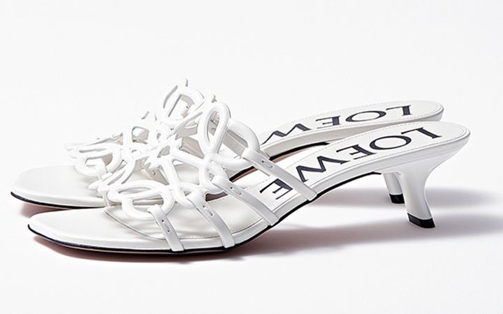 ロエベの新作の白ミュールのペタルアナグラムスライド
