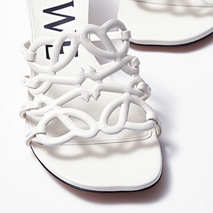 ミュールの甲の部分はアナグラムの模様