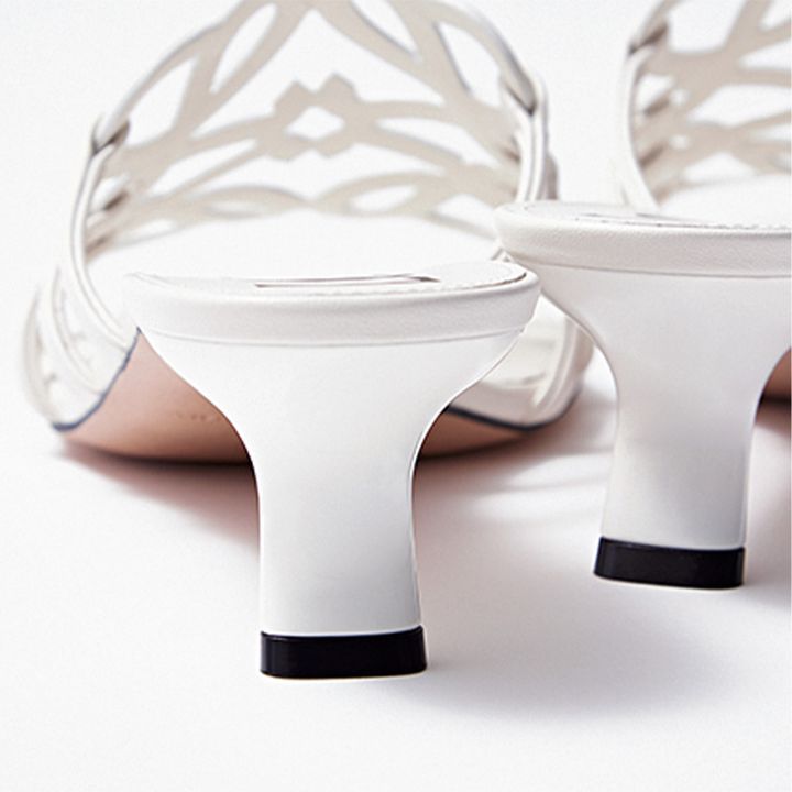 程よい高さの華奢なヒール