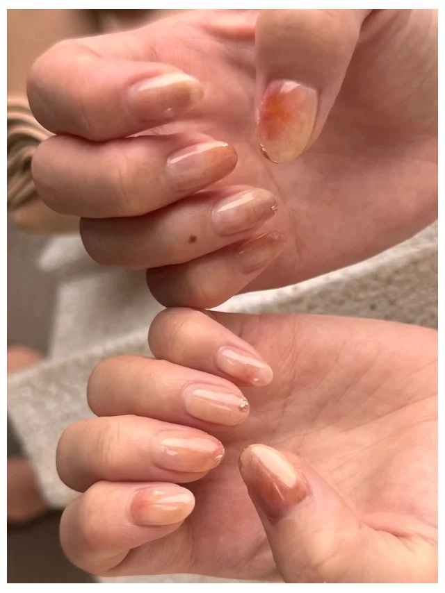 オフィスにもおすすめの「みずみずしい桃ネイル」