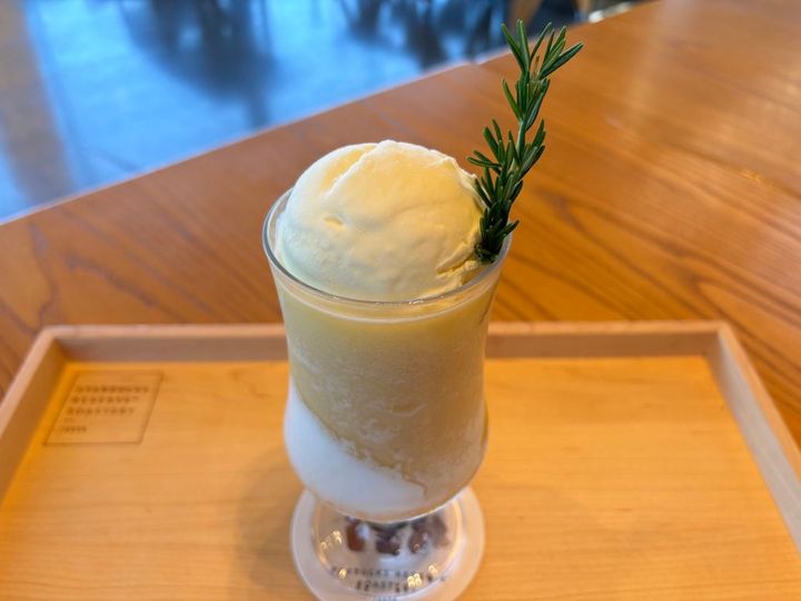 スタバ ロースタリー 東京 ティバーナ™ フローズン パイナップル コナ ポップ