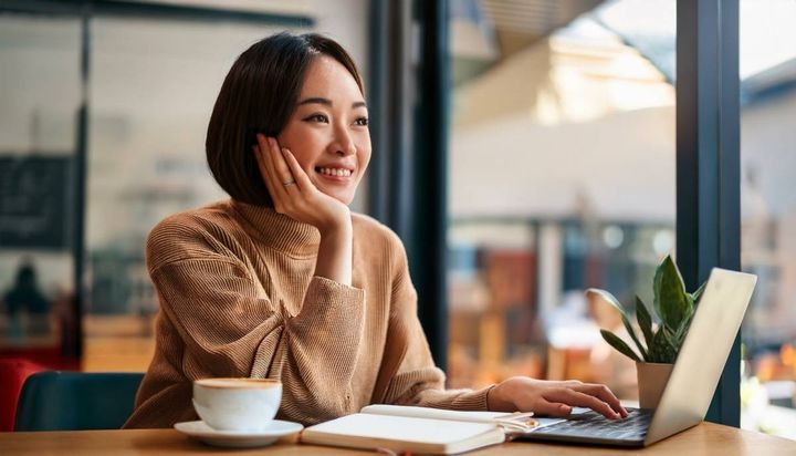カフェで作業する女性
