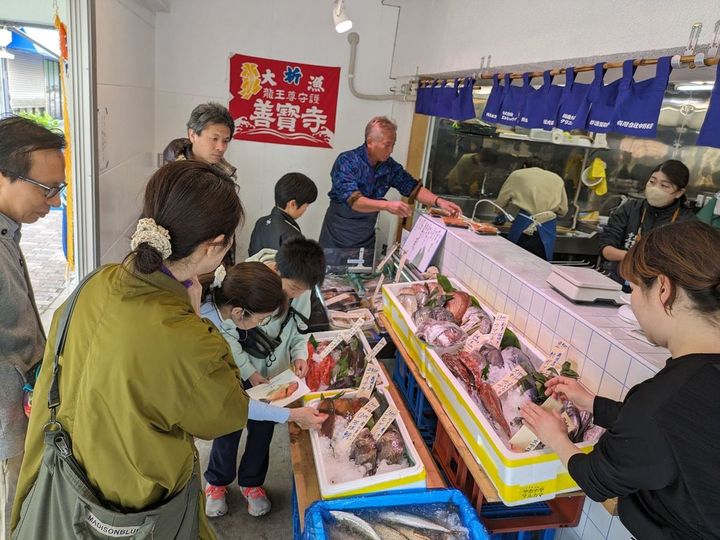 信頼できる鮮魚店や店員を見つけるのが丸魚チャレンジのコツ。筆者の場合は鎌倉の「サカナヤマルカマ」。週末には魚好きの老若男女が集まる、活気のある店だ