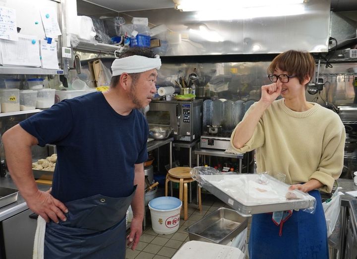 野生の猛獣みたいな勢いでスタッフを熱烈指導中の上田さん。板長の板野さんは笑っている。マルカマは魚愛で結ばれた職場だ