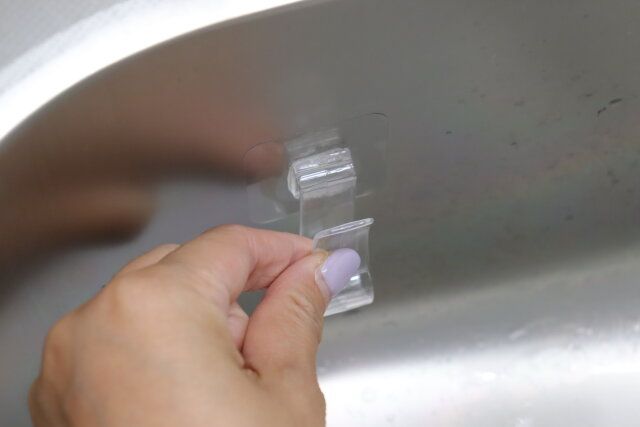 セリア フィルムフック しっかり挟むスポンジホルダー 貼り付ける